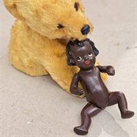 moerkhudet-pigedukke-sort-pagehaar-roed-mund-gammel-dukke